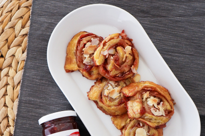 Classic desserts with a twist: Η συνταγή για τα ρολά με μαρμελάδα και αμύγδαλα