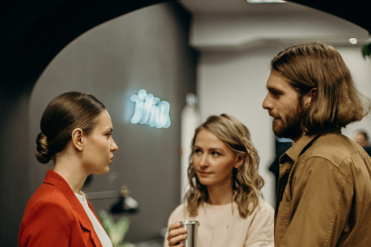 «Ξέρω ότι θα ακουστεί χαζό αλλά...»: Γιατί όλο και περισσότερες γυναίκες ντρέπονται να κάνουν παράπονα;