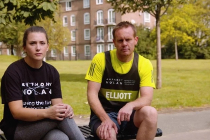 Η Βίκυ Λόρενς έζησε για να τρέχει μαζί με τον δότη - φύλακα άγγελό της σώζοντας άλλες ψυχές