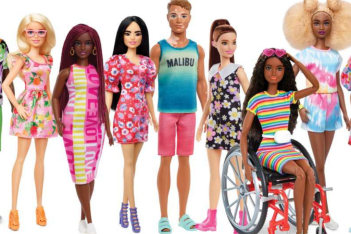Η Barbie παρουσιάζει την πρώτη κούκλα με ακουστικά βαρηκοΐας και την κούκλα Ken με λεύκη