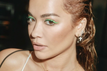 H Rita Ora και το fluo πράσινο eyeliner της φέρνουν το καλοκαίρι