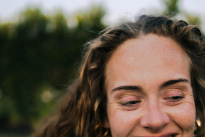 Η Adele γιορτάζει τα γενέθλιά της χωρίς ίχνος makeup και είναι απλά υπέροχη 