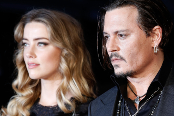 Γιατί ο Johnny Depp δεν κοιτά την Amber Heard κατά τη διάρκεια της δίκης; 