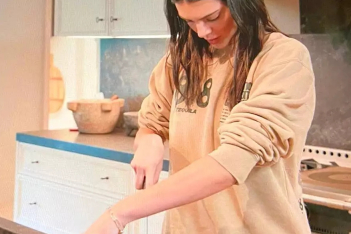 Μπορεί η Kendall Jenner να κόψει ένα αγγούρι; Το βίντεο που άφησε άφωνους τους πάντες