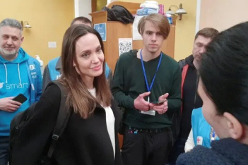 Angelina Jolie: Η επίσκεψη-έκπληξη στην Ουκρανία και η αναγκαστική φυγή της σε καταφύγιο