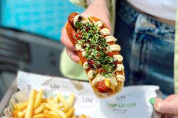 Hot Dogs με λάχανο και ροκφόρ: Το αγαπημένο junk food έτσι όπως δεν το έχετε ξαναφάει