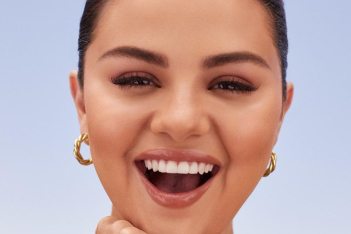 H Selena Gomez παρουσίασε το SNL για να βρει τον έρωτα: «Εδώ που φτάσαμε, μου κάνουν όλοι»