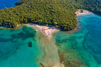 7 ελληνικές παραλίες με περίεργα ονόματα και άγρια ομορφιά