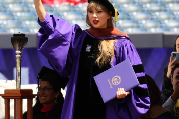Η Taylor Swift πήρε διδακτορικό από το NYU και μίλησε για το αναπόφευκτο cringe της ζωής