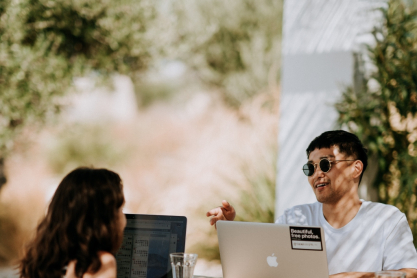 4 τρόποι να χρησιμοποιείς την τεχνολογία με τρόπο που ωφελεί τη σχέση σου
