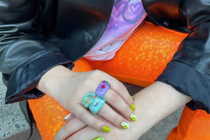 Tα plastic rings, η παιχνιδιάρικη τάση στα δαχτυλίδια επιστρέφει με fun διάθεση