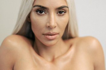 Η Kim Kardashian μιλά για τη νέα της πολυτελή σειρά ομορφιάς SKKN και απαντά στην κριτική για την εμφάνιση στο MET