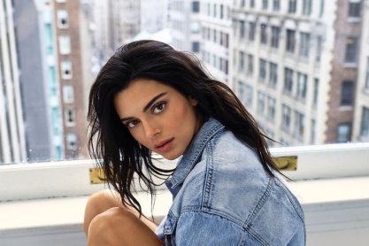 H Kendall Jenner κάνει γυμνή ηλιοθεραπεία και το hot girl summer ξεκινά