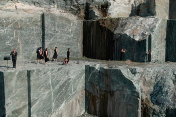 Thalassa Quarry: Το πρώτο site-specific performance στο λατομείο της Τήνου κόβει την ανάσα