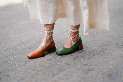 Mismatched shoes: Η τάση που κάνει το απόλυτο statement