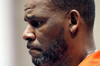 Ο R.Kelly καταδικάστηκε σε φυλάκιση 30 ετών για σεξουαλική κακοποίηση