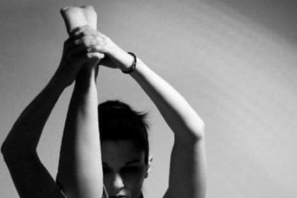 Η yoga instructor Αφροδίτη Βέρρου μάς «ταξιδεύει» στον κόσμο της σωματικής και πνευματικής άσκησης