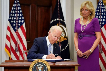Ο Joe Biden υπέγραψε το νομοσχέδιο για τον έλεγχο της οπλοκατοχής: «Αυτή είναι μια ιστορική μέρα»