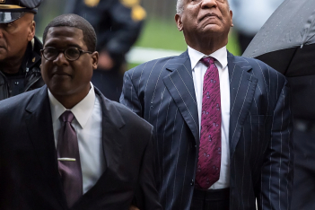 O Bill Cosby κρίθηκε ένοχος για σεξουαλική κακοποίηση ανήλικης στην έπαυλη του Playboy 
