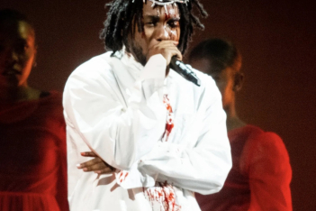 Ο Kendrick Lamar, με ένα αιματοβαμμένο αγκαθωτό στέμμα, έστειλε το πιο σοκαριστικό μήνυμα για τις αμβλώσεις