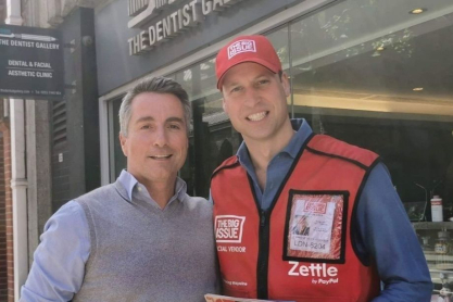 Ο πρίγκιπας William φόρεσε κόκκινο γιλέκο και βγήκε να πουλήσει το περιοδικό των αστέγων στο Λονδίνο