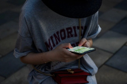 Οι γυναίκες εγγράφονται σε εφαρμογές αθλητικών στοιχημάτων για κινητά με ταχύτερο ρυθμό από τους άνδρες