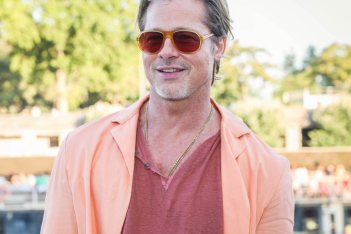 O Brad Pitt με φούστα στο κόκκινο χαλί δείχνει τι σημαίνει ακομπλεξάριστο coolness