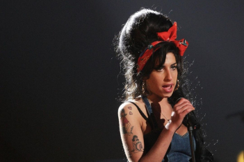 Η ζωή της Amy Winehouse θα γίνει ταινία από τη σκηνοθέτη του 50 Shades of Grey