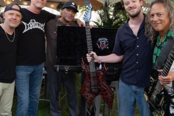 Ο Joseph Quinn συνάντησε τους Metallica και αναβίωσαν μαζί την πιο επική σκηνή του Stranger Things