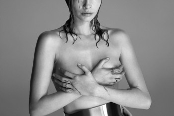 Η γυμνή φωτογράφιση της Cara Delevingne: «Είναι υπόθεση όλων μας να παλέψουμε για τα δικαιώματα των trans ατόμων»