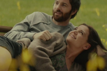 Alone Together: Η Katie Holmes έκανε μια ταινία για τον έρωτα στην Covid εποχή