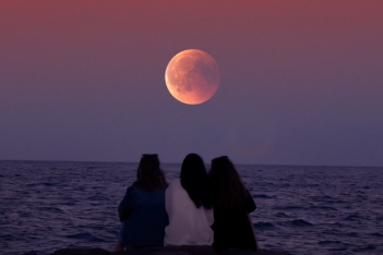 Φεγγάρι του Ελαφιού: Όσα πρέπει να ξέρετε για τη μεγαλύτερη υπερπανσέληνο της χρονιάς