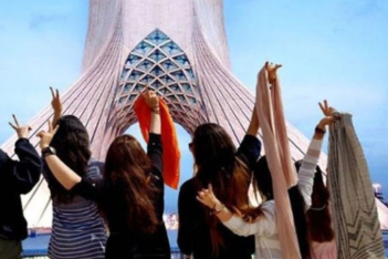 Κορίτσια στο Ιράν συμμετέχουν στο #no2hijab