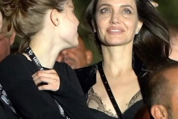 H Angelina Jolie πήγε στους Maneskin χόρεψε, τραγούδησε "I Wanna Be Your Slave" και γενικά το έζησε