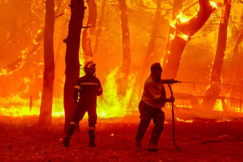 Φωτιά τώρα: Σε πύρινο κλοιό η χώρα- Καίγονται σπίτια στη Λέσβο, άνιση η μάχη στη Δαδιά Έβρου