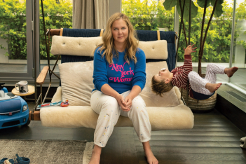 Καριέρα και μητρότητα: Η Amy Schumer σου λέει να μην έχεις ενοχές 