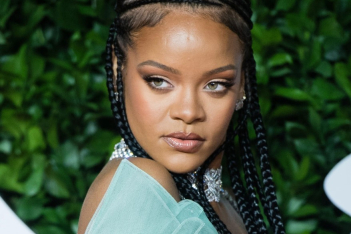 Φυσικά και η Rihanna φοράει ήδη το πιο αμφιλεγόμενο (και viral) παπούτσι της νέας σεζόν