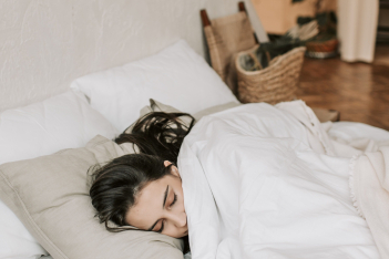 Το απλό κόλπο που θα σας βοηθήσει να κοιμάστε καλύτερα (ακόμη και στον καύσωνα)