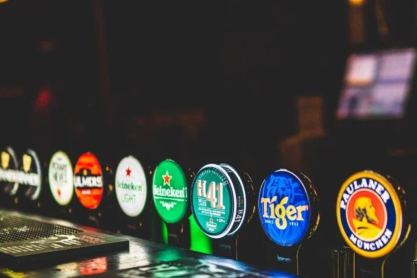 Ημέρα Μπύρας: Βρήκαμε, επισκεφτήκαμε και προτείνουμε ανεπιφύλακτα τις καλύτερες μπυραρίες της πόλης