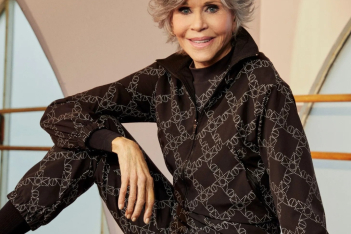 Η Jane Fonda για το facelift που μετάνιωσε, τον αντίκτυπο της γυμναστικής στις γυναίκες και τη νέα σειρά movewear με την H&M