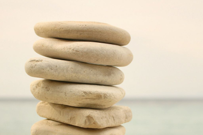 Πύργος από πέτρες μπροστά στη θάλασσα