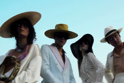 La Femme: Η ανατρεπτική μπάντα από τη Γαλλία επιστρέφει στην Αθήνα για να τελειώσει αυτό που άρχισε