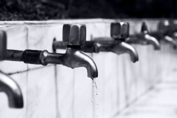 Μεγάλη Βρετανία: Κηρύχθηκε καθεστώς ξηρασίας - Απαγορεύονται τα λάστιχα, όριο στην αγορά εμφιαλωμένου νερού