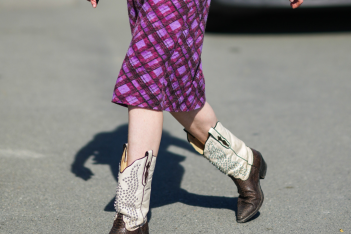 Cowboy boots: Eπιστρέφουν και φοριούνται με τους πιο cool τρόπους