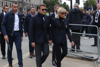 Κηδεία Βασίλισσας Ελισάβετ: Το ζεύγος Macron πήγε με αθλητικά στο Westminster και προκάλεσε αντιδράσεις