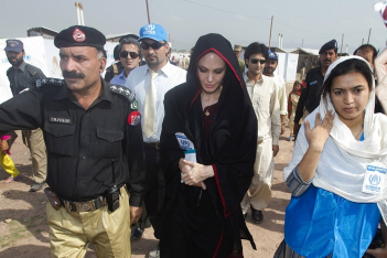 Angelina Jolie: Έφτασε στο Πακιστάν για να βοηθήσει στις πλημμύρες των 1.500 νεκρών