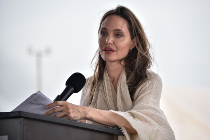 Angelina Jolie: «Σεβασμός στις τολμηρές, ασυμβίβαστες, ατρόμητες γυναίκες του Ιράν»
