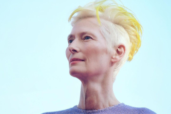 Φεστιβάλ Βενετίας 2022: Το cool hair look της Tilda Swinton είναι φόρος τιμής στην Ουκρανία 
