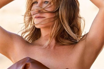H Jennifer Aniston ενθαρρύνει τις γυναίκες να αγαπήσουν τα γκρίζα μαλλιά τους