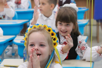 Τα παιδιά της Ουκρανίας επιστρέφουν στο σχολείο με τα κεφάλια τους ψηλά